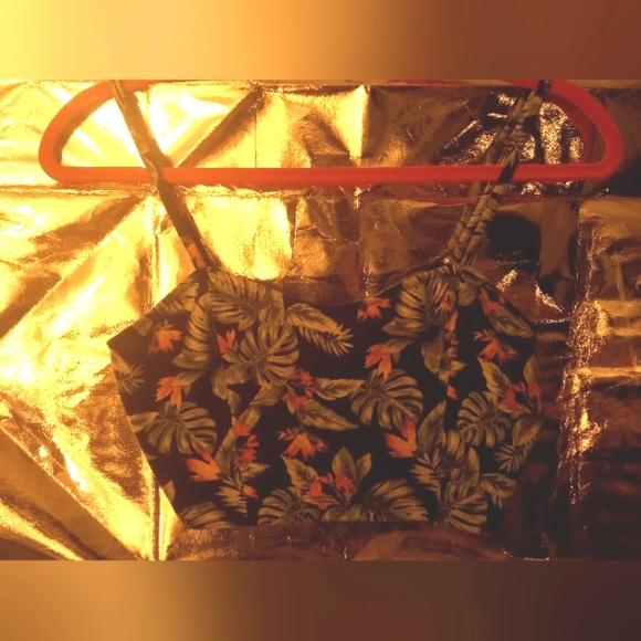 Forever 21 tropical print crop top. - Picture 3 of 7